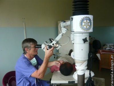 examen ORL sous microscope (B Yver)